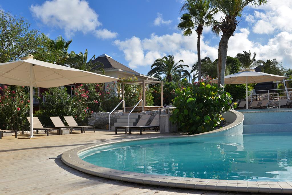 TUI TIME TO SMILE Chogogo Dive & Beach Curacao – Zwembad met parasols, Jan Thiel Baai