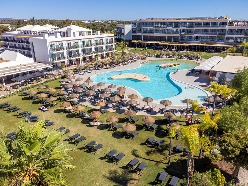 AP Cabanas Beach & Nature – Zwembad met rieten parasols, Tavira