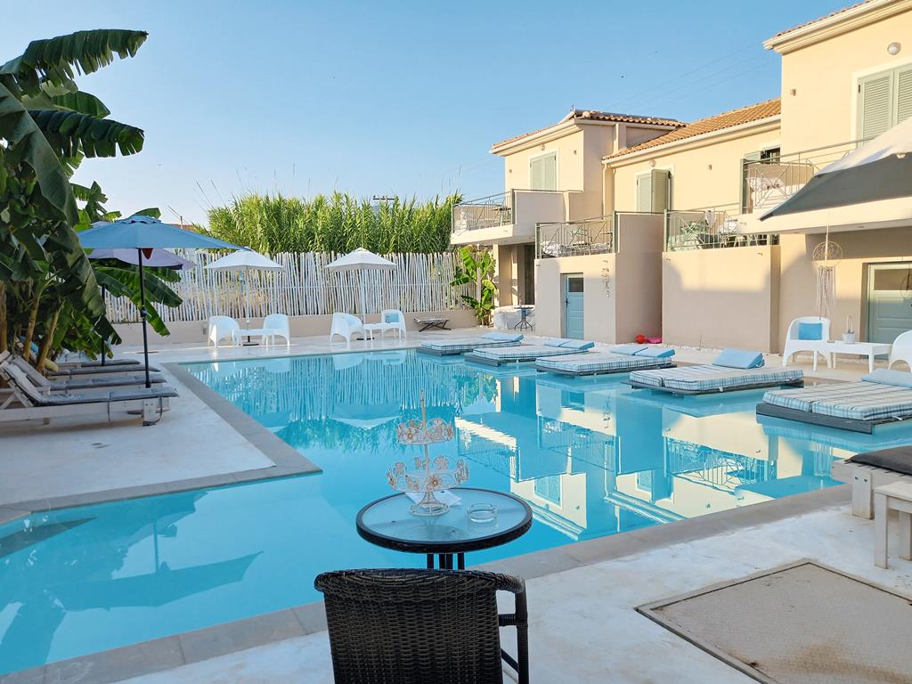 Villa Olga Lounge Hotel – Zwembad met ligbedden, Ligia