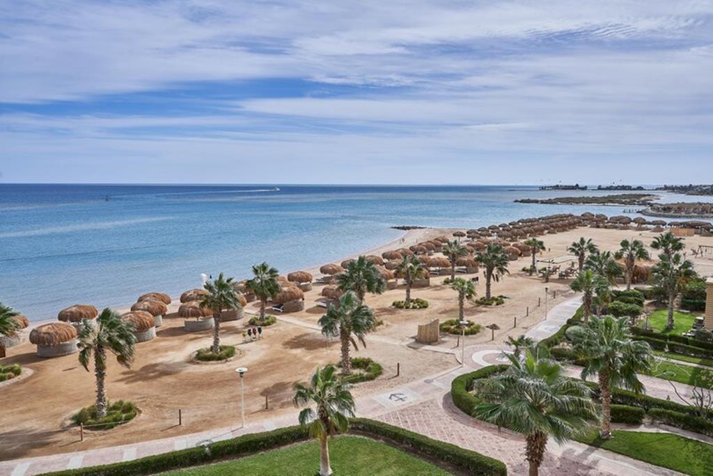 Turtle's Inn Hotel – Strand met parasols, El Gouna