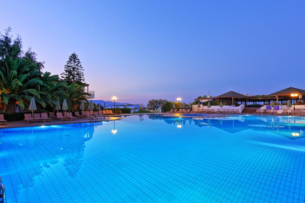 Apollonia Beach Resort & Spa – Zwembad bij schemer, Amoudara