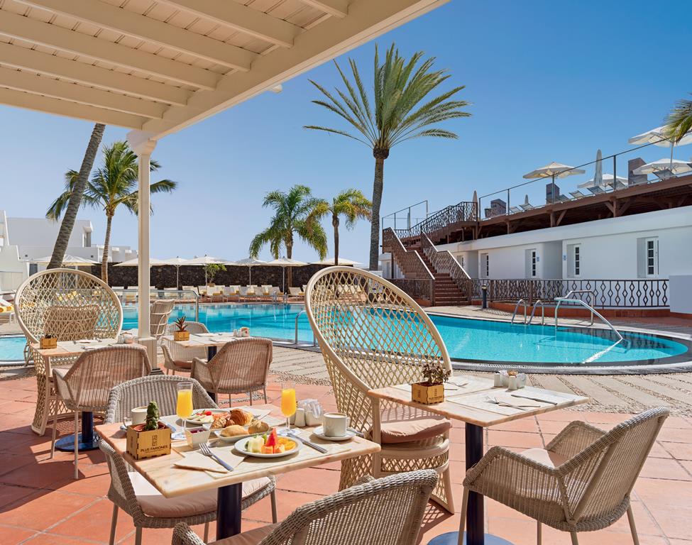 Plus Fariones – Ontbijt aan het zwembad, Puerto del Carmen
