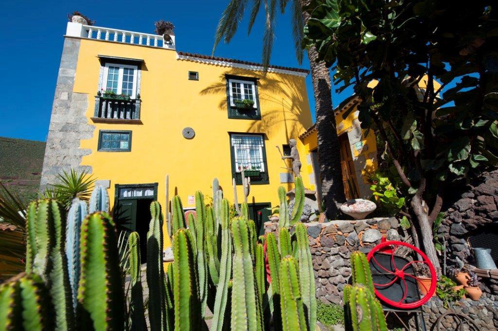 Senderos de Abona – Gele gevel met cactussen, Granadilla