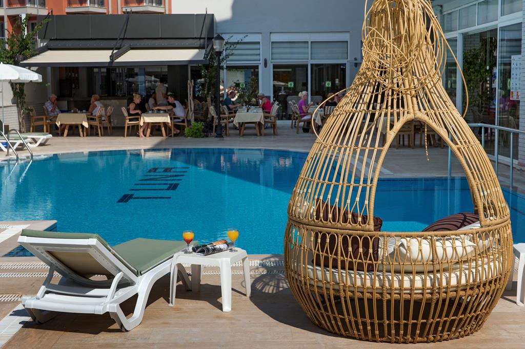 Kleopatra Tuna – Zwembad met terras, Alanya