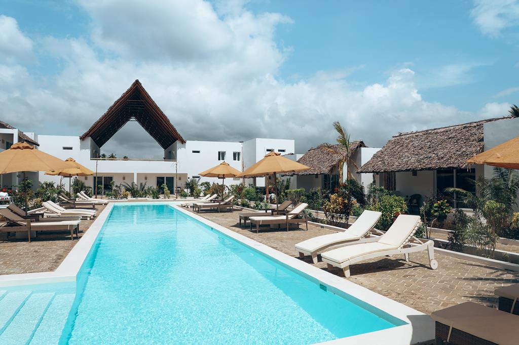 Dhow Inn boutique hotel – Lang zwembad met ligbedden, Paje