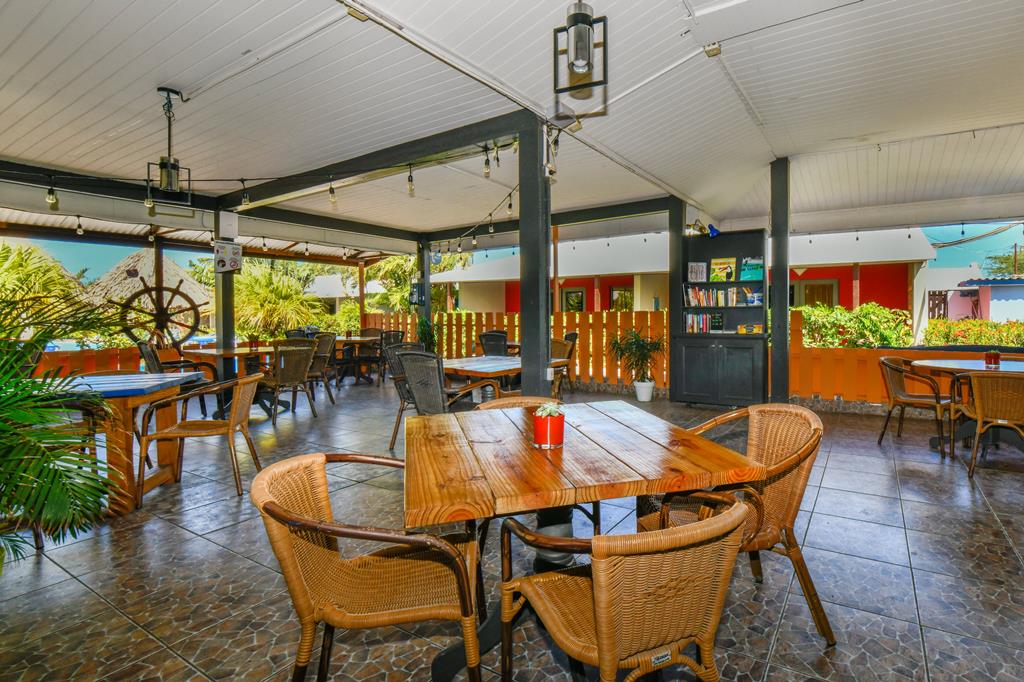 Aruba Blue Village – Terras met tafels, Noord