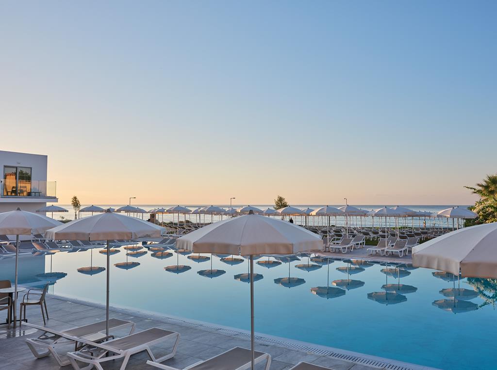 TUI BLUE Atlantica Sungarden Park – Zwembad met parasols, Ayia Napa