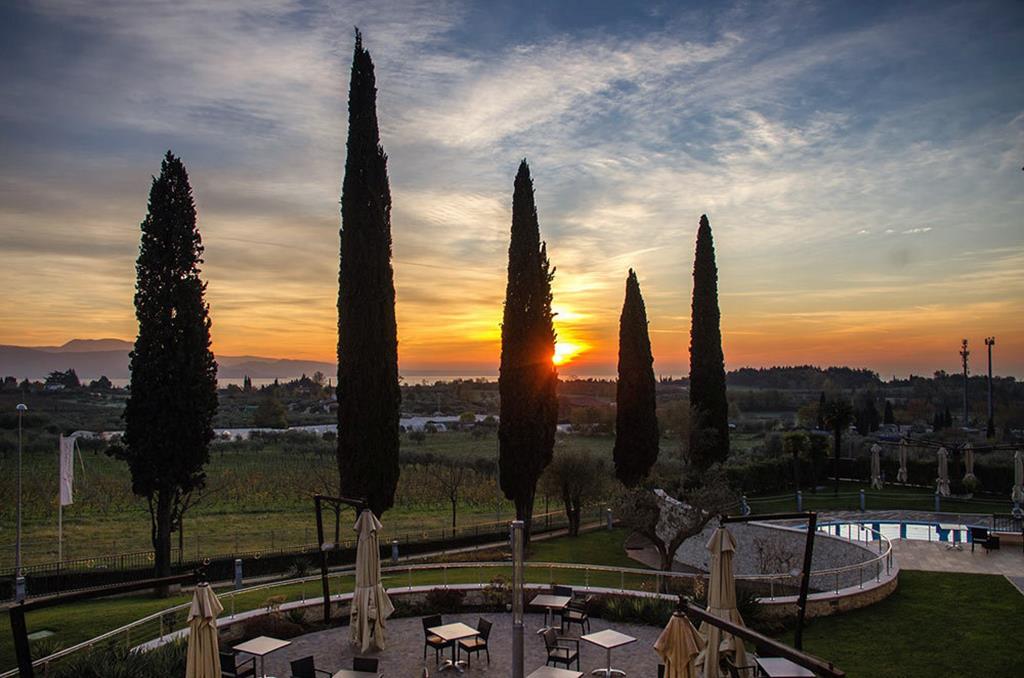 Hotel Villa Luisa Resort – Zonsondergang met cipressen, San Felice del Benaco