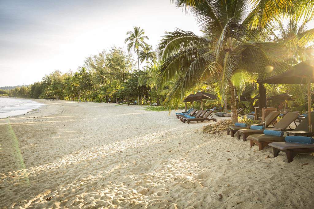 ROBINSON KHAO LAK – Strand met ligbedden, Khao Lak