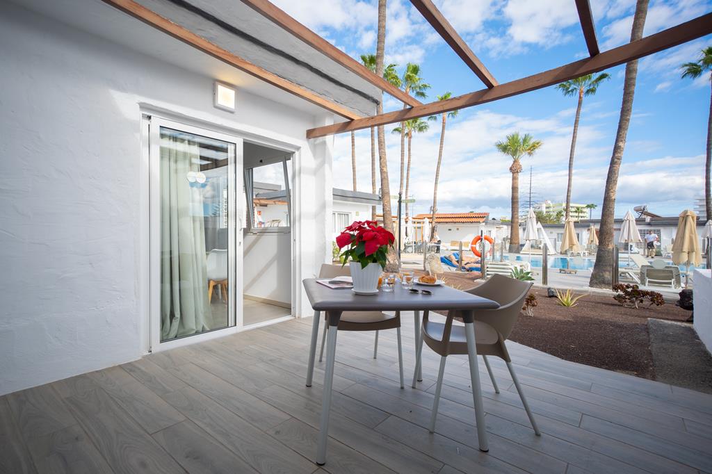 TUI TIME TO SMILE Sunny Village – Terras bij zwembad, Playa del Ingles