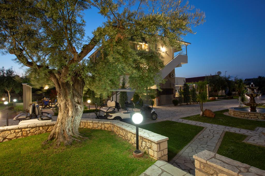 Villa Elia – Tuin bij avond, Lefkas