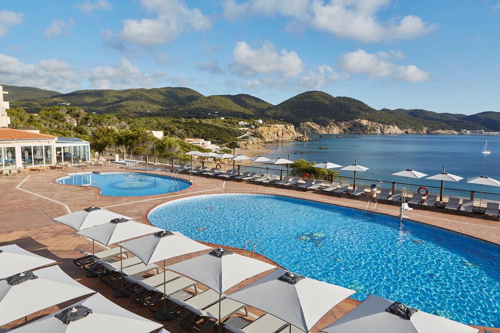 Invisa Cala Verde – Zwembad met parasols en baai, Es Figueral