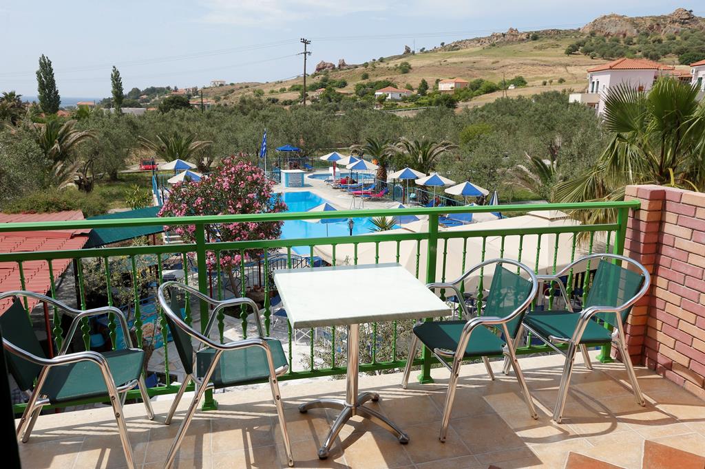 Harris – Balkon met zwembadzicht, Anaxos