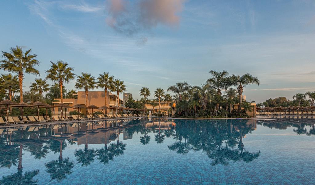 Blue Lagoon Resort – Zwembad met palmen, Kos stad Lambi