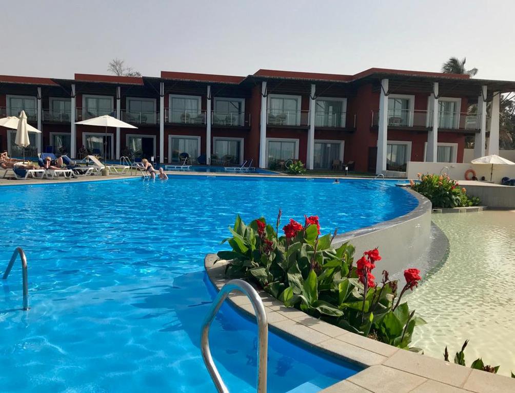 African Princess Beach Hotel – Zwembad bij kamers, Kotu