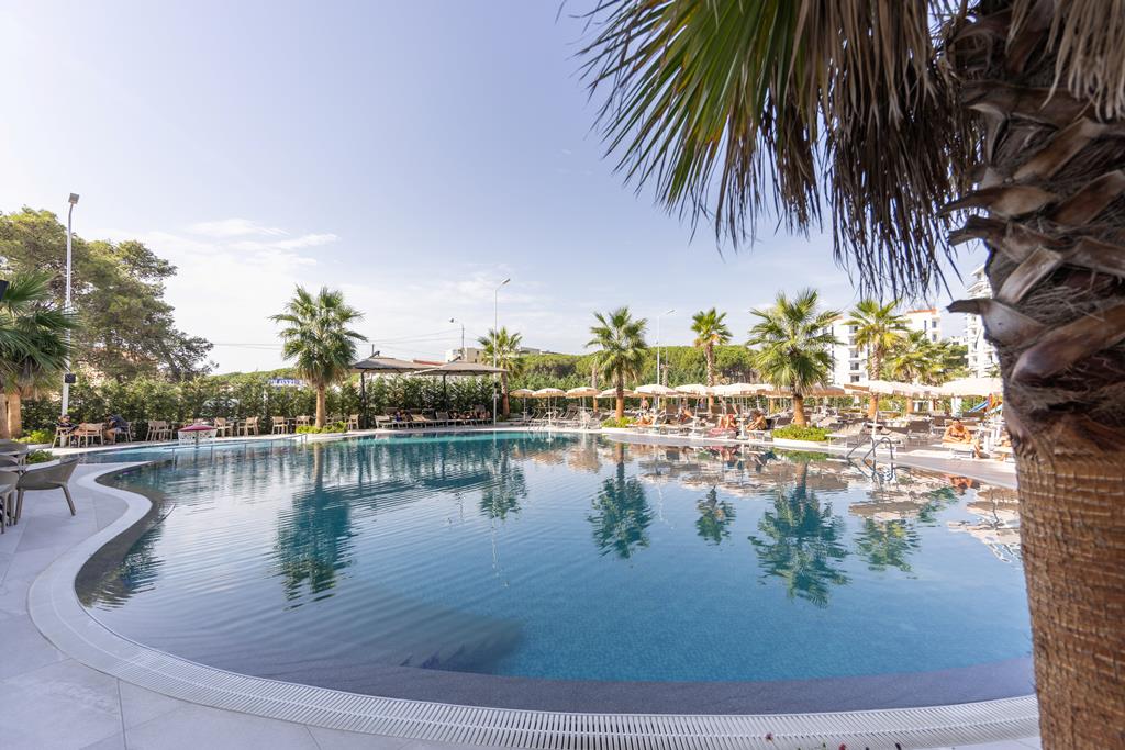 Delight Hotel – Zwembad met palmen, Golem