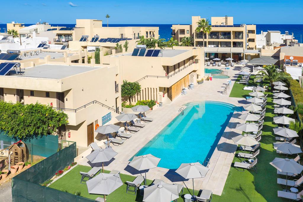 Atlantis Beach – Zwembad met parasols, Rethymnon