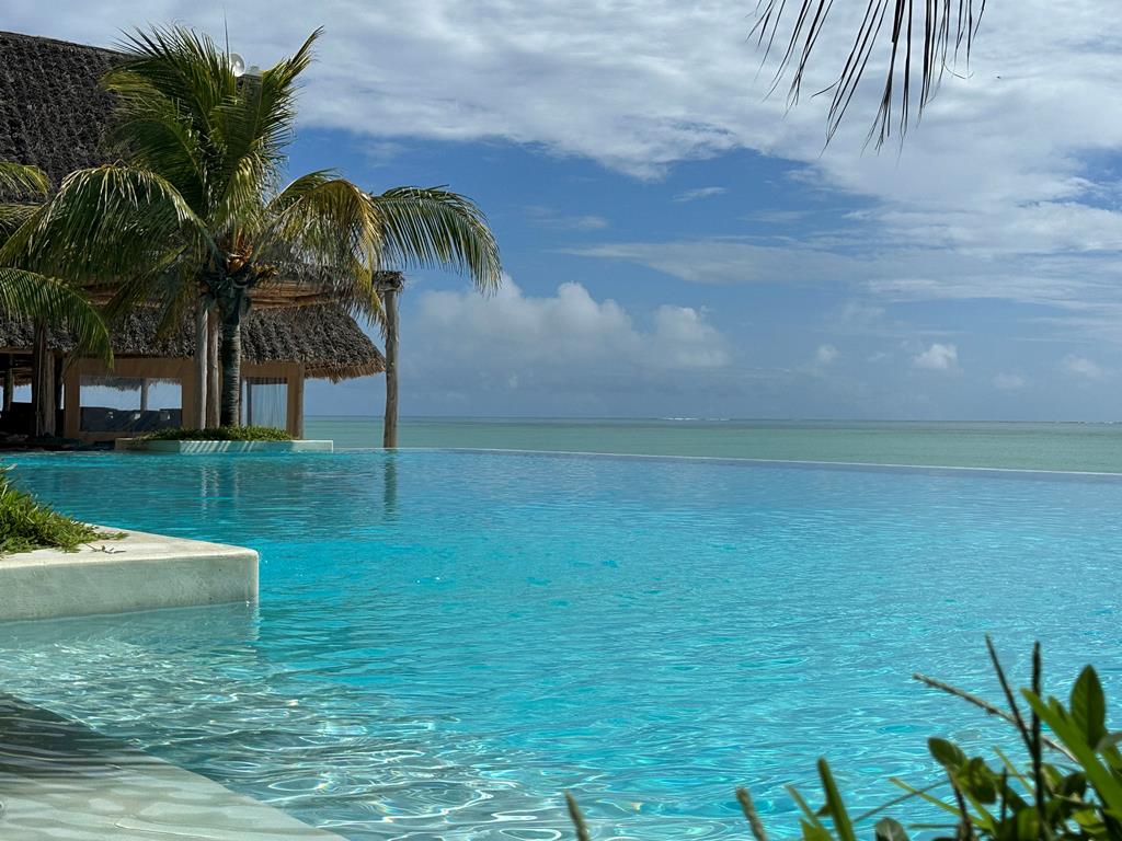 Ndame Paje – Infinitypool aan zee, Paje