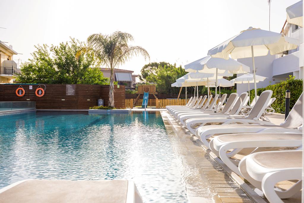 TUI TIME TO SMILE Aphrodite Village – Zwembad met ligbedden, Tsilivi