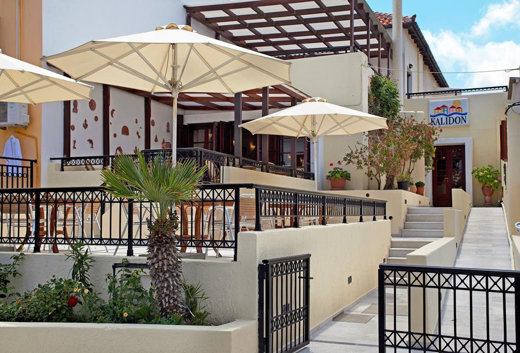 Kalidon – Terras met parasols, Kokkari