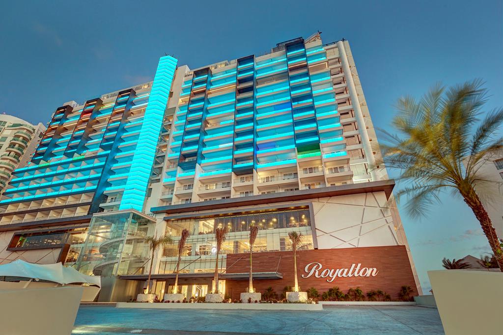 Royalton CHIC Suites Cancun Resort & Spa – Gevel met palmen, Cancun