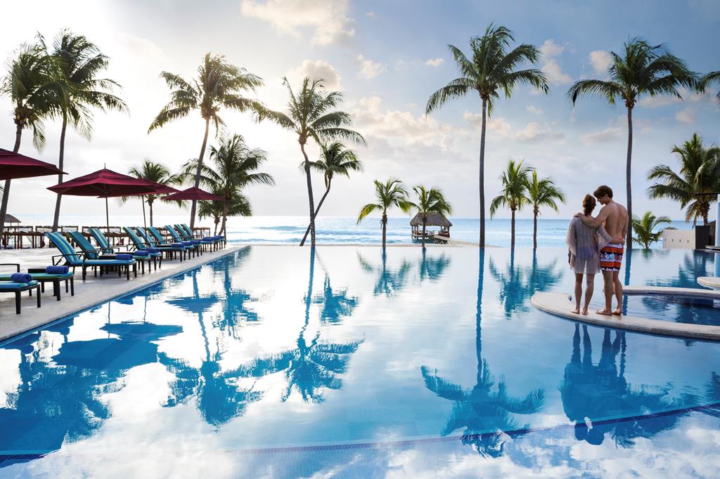 The Fives Beach – Infinitypool met palmen, Playa Del Carmen