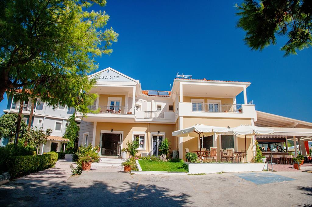 Hotel George – Hotelgevel met tuin, Nidri