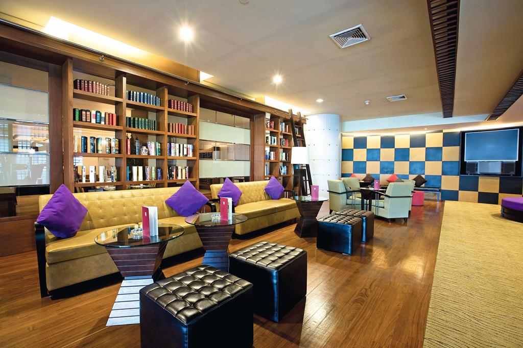 Century Park Hotel – Lounge met bibliotheek, Bangkok