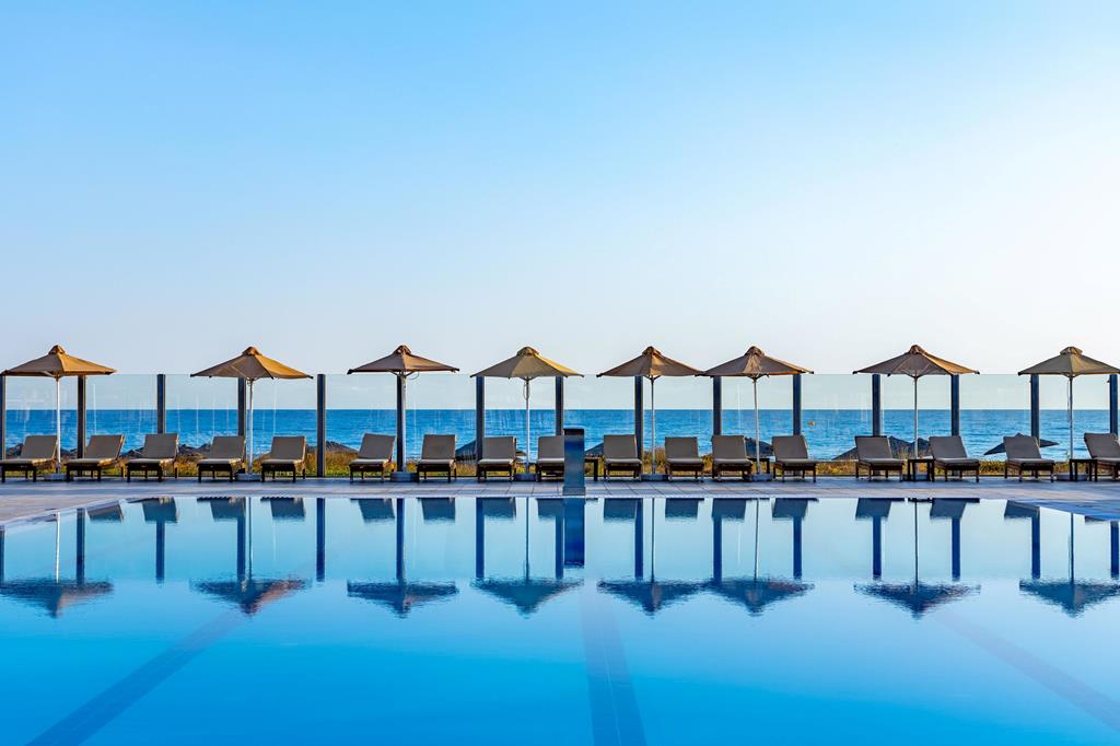 Civitel Creta Beach Hotel – Zwembad met parasols aan zee, Amoudara