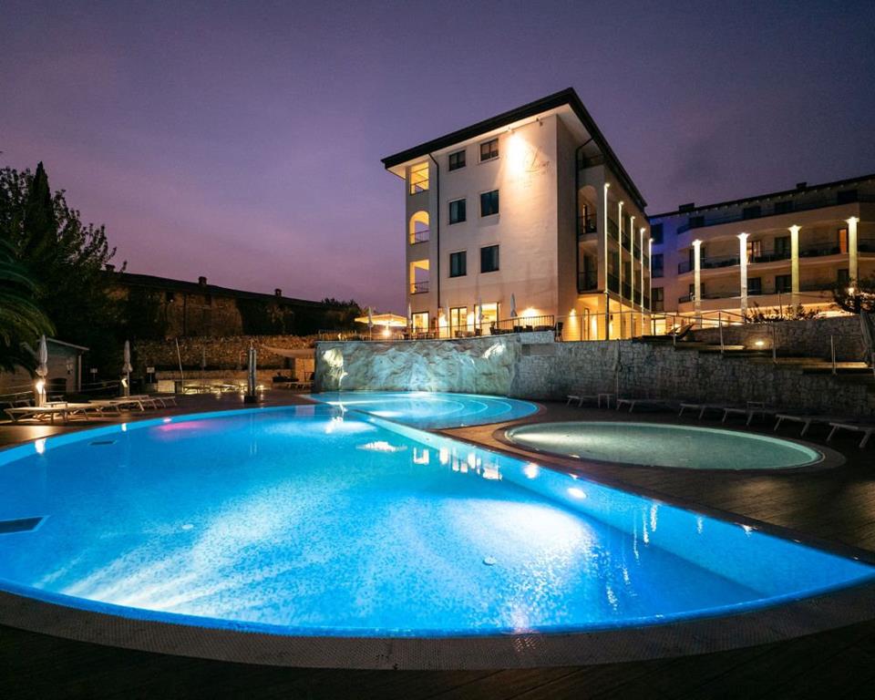 Hotel Villa Luisa Resort – Zwembad bij avond, San Felice del Benaco