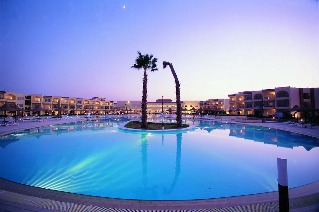 Jaz Palmariva Beach Resort – Zwembad bij avond, Makadi Bay