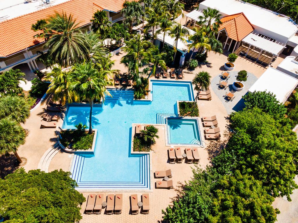 Zoetry Curacao Resort & Spa – Zwembad tussen palmen van boven, Piscadera Baai