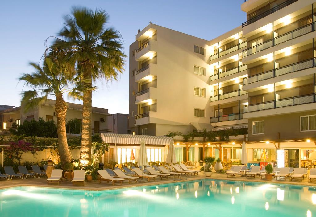 Best Western Plaza – Hotel en zwembad bij avond, Rhodos Stad