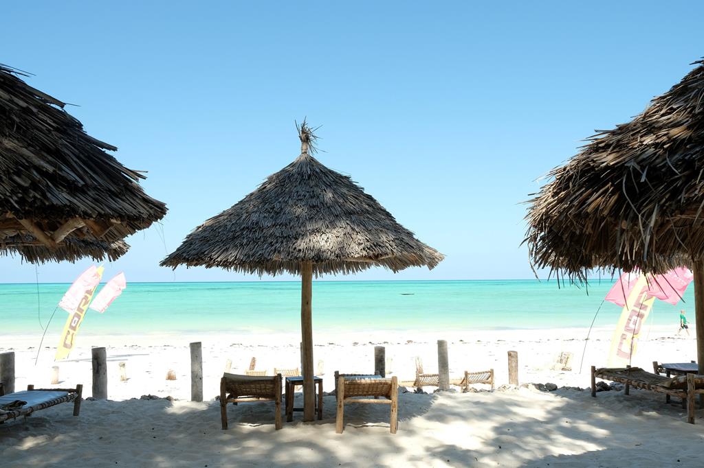 Dhow Inn boutique hotel – Strand met parasols, Paje