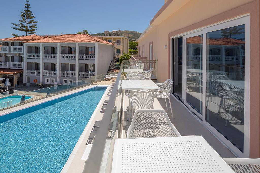 Mary Elen Boutique – Balkon met zwembad, Argassi