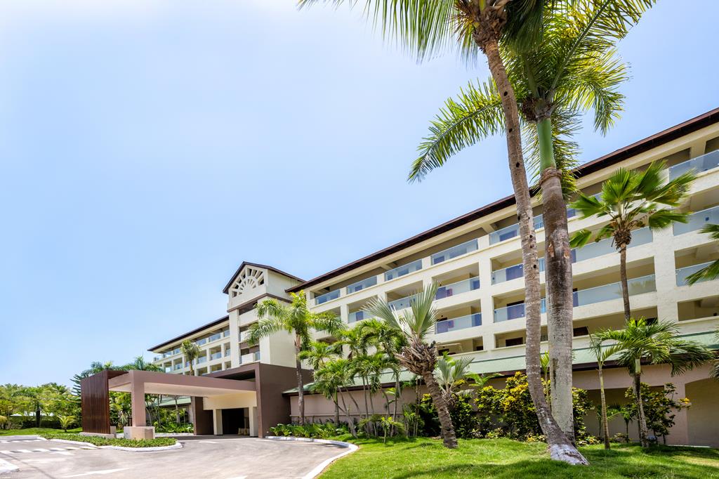 Coral Costa Caribe – Hotelgevel met palmen, Juan Dolio