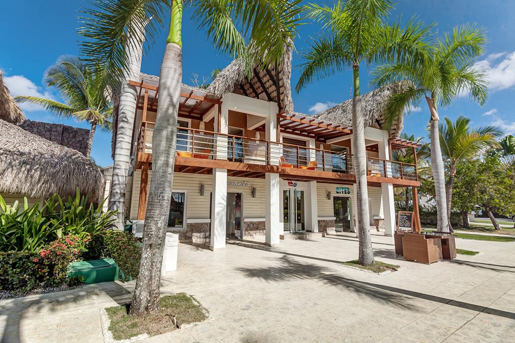 SPLASHWORLD Royalton Splash Punta Cana – Gebouw tussen palmen, Bávaro