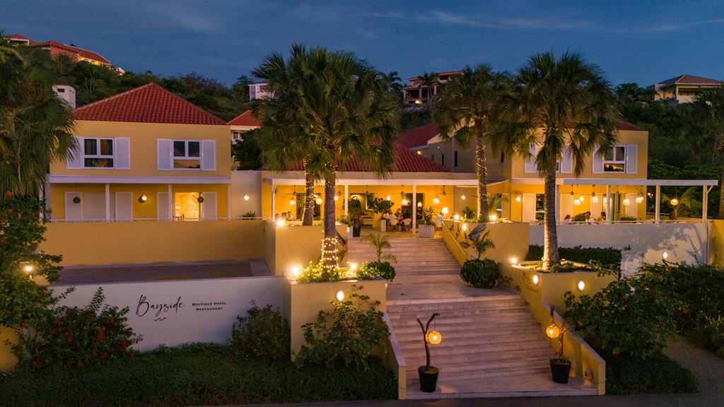 Bayside Boutique Blue Bay Golf & Beach Resort – Entree bij avond, Blauw Baai