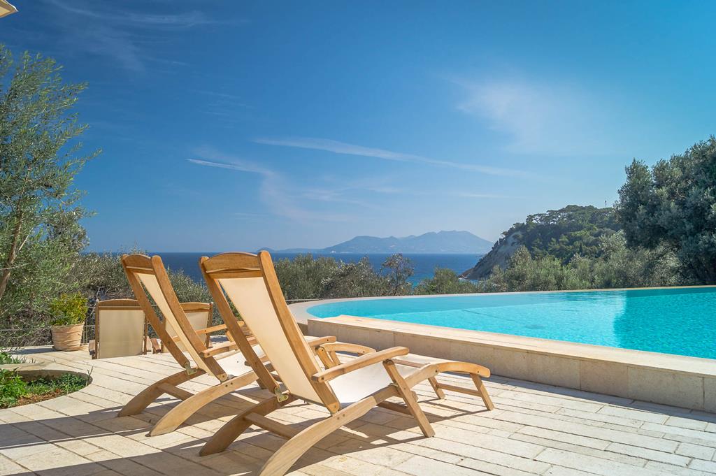Armonia Bay Hotel – Ligstoelen bij zwembad, Kokkari