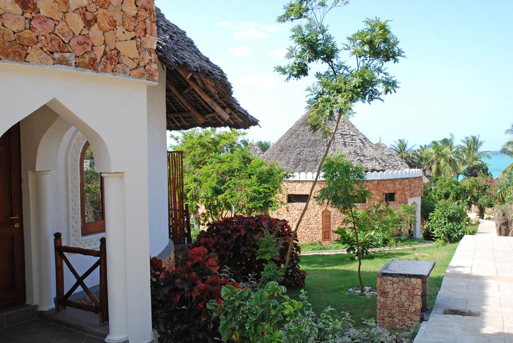 Sultan Sands Island Resort & Spa – Tuin met bungalows, Kiwengwa