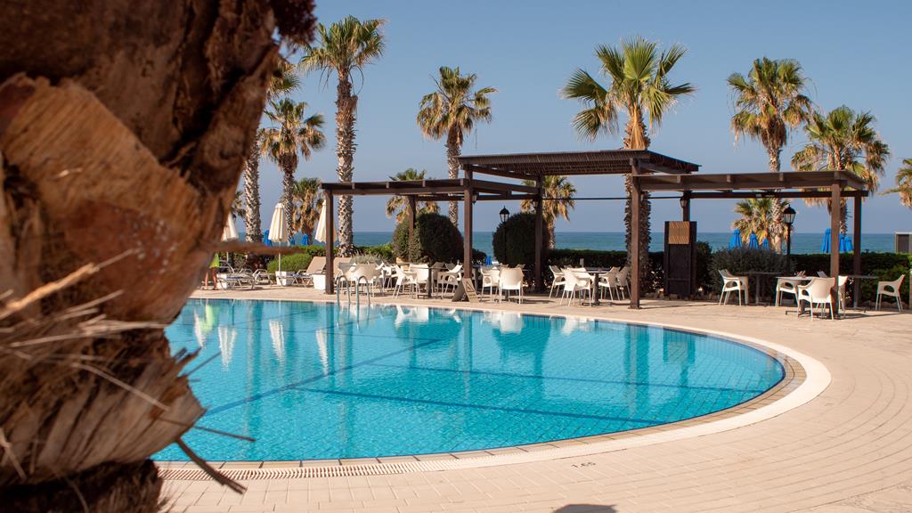 Kefalos Beach Village – Zwembad met palmen, Paphos