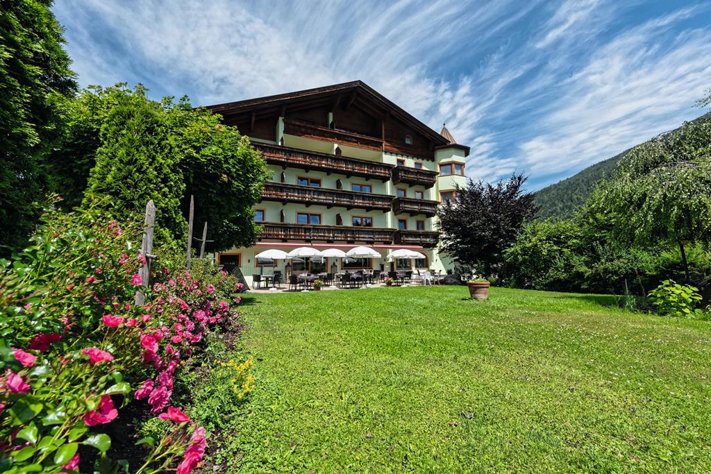 Posthaus Stubai & Smart – Gevel met tuin, Fulpmes