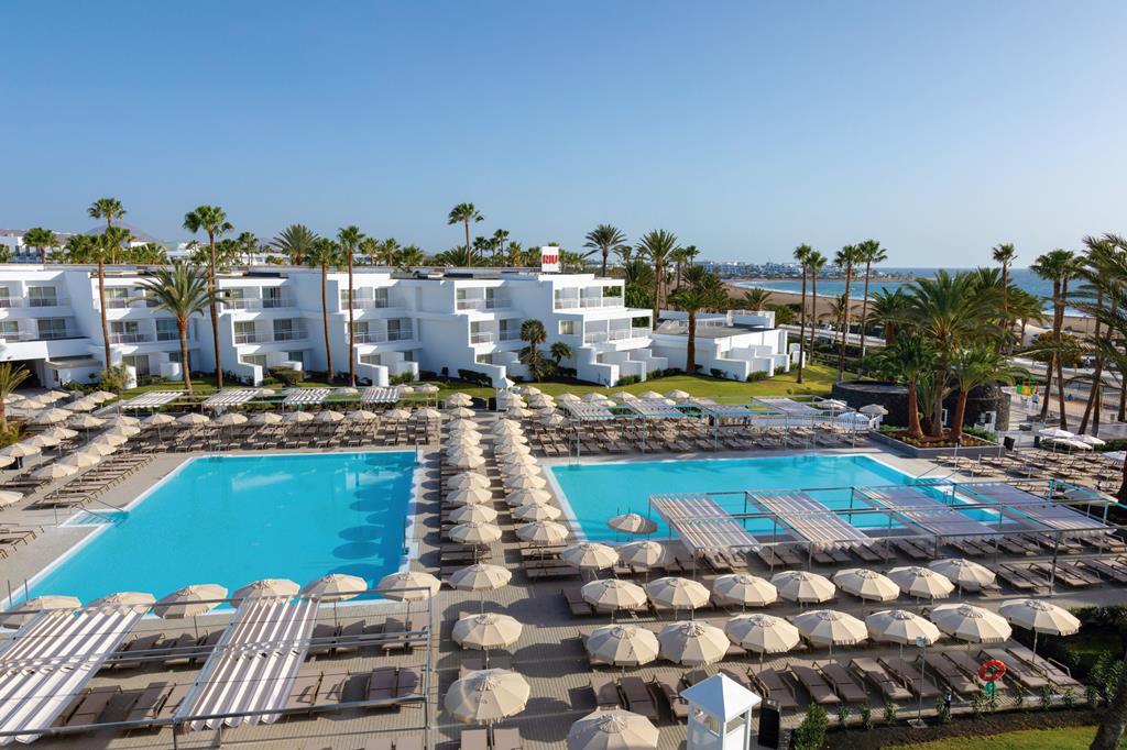 Riu Paraiso Lanzarote – Zwembaden met parasols, Puerto del Carmen