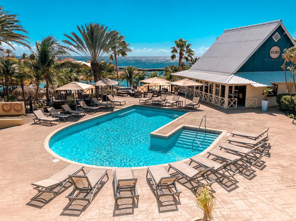 LionsDive Beach Resort – Zwembad met ligbedden, Mambo Beach