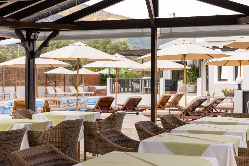 Sirena Seaside – Terras met parasols, Kambos