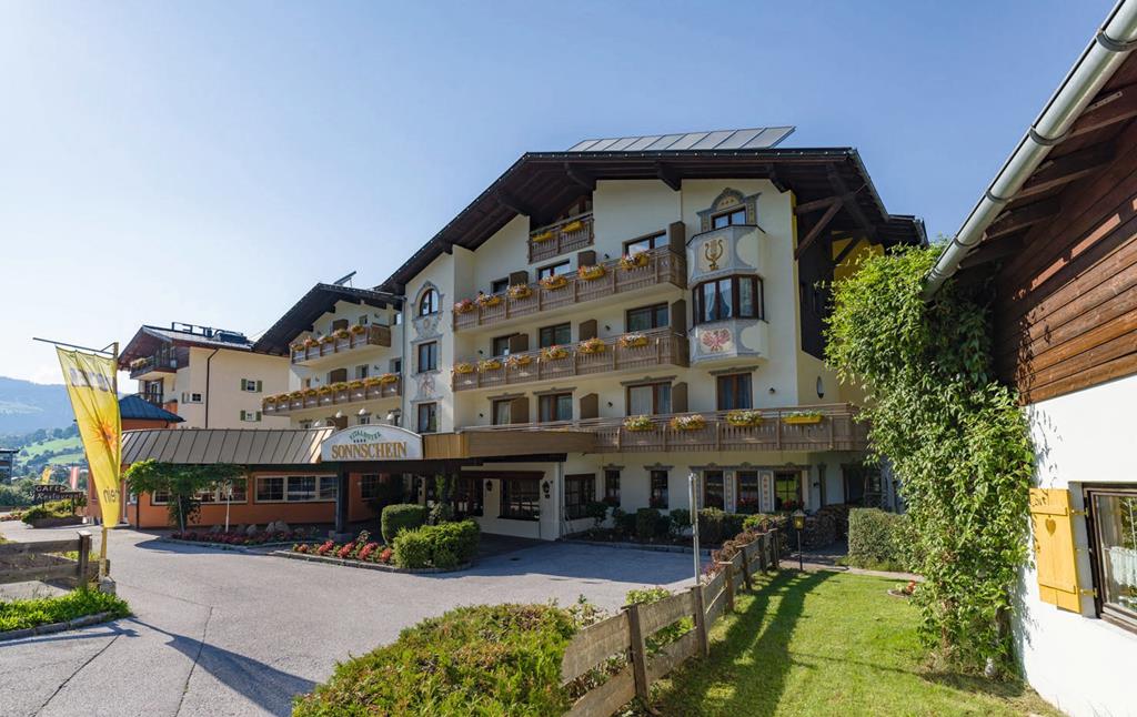 Hotel Sonnschein – Gevel in zomer, Niederau