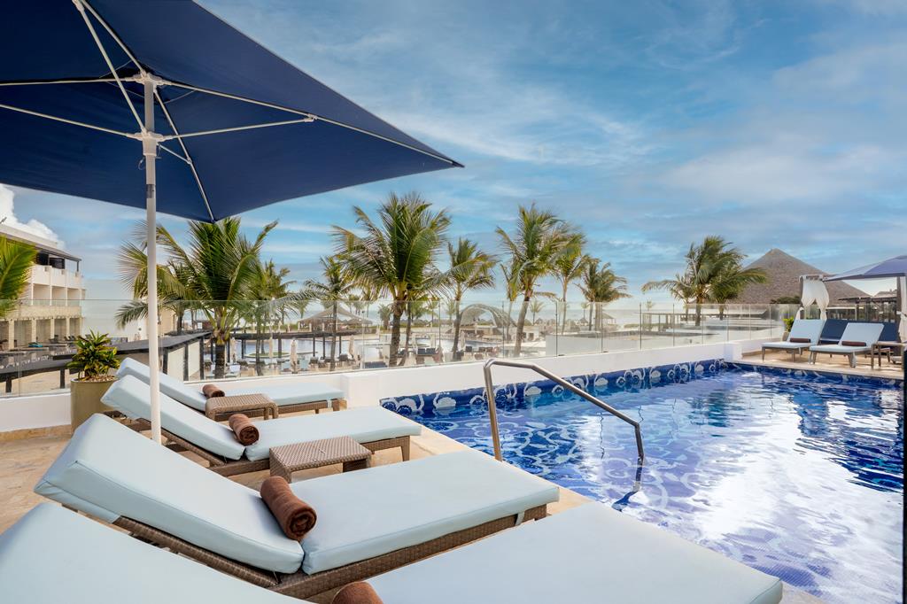 Royalton CHIC Punta Cana – Zwembad met ligbedden, Uvero Alto