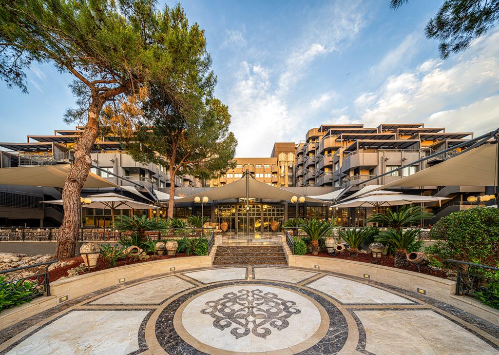 Balmy Foresta – Plein voor gebouw, Kemer