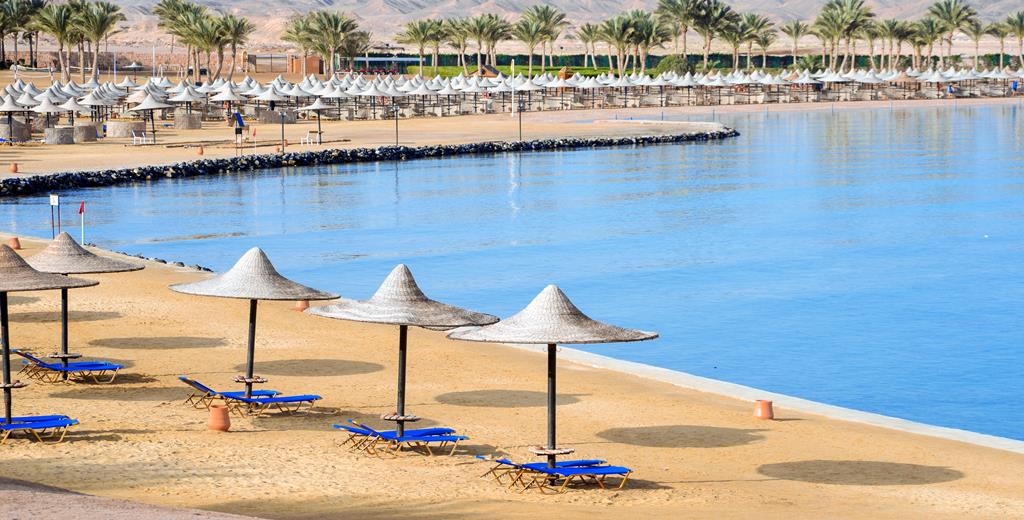 SPLASHWORLD Jaz Lamaya – Strand met parasols, Coraya Bay