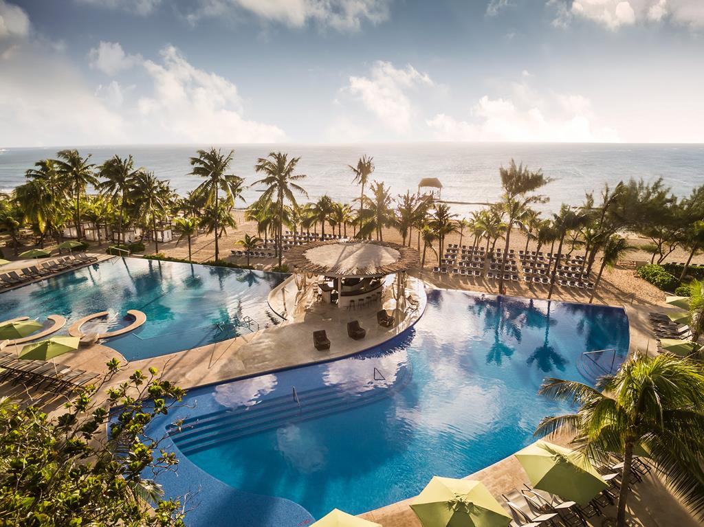 The Fives Beach – Zwembad met palmen, Playa Del Carmen